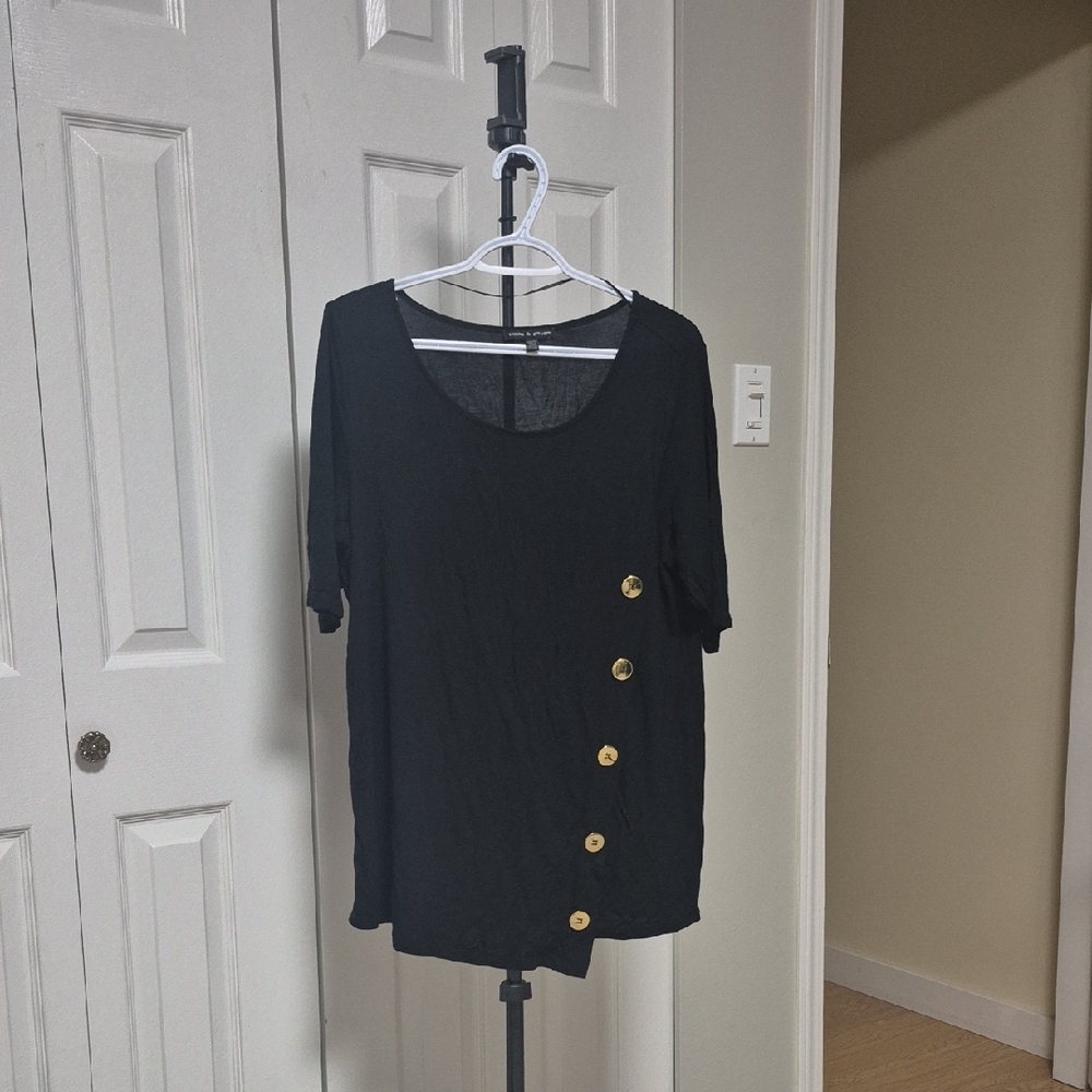 Cable & Gauge Black Asymmetrical Short Sleeve Blouse